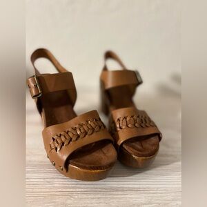 Really cute platform shoes.
Also pretty comfortable